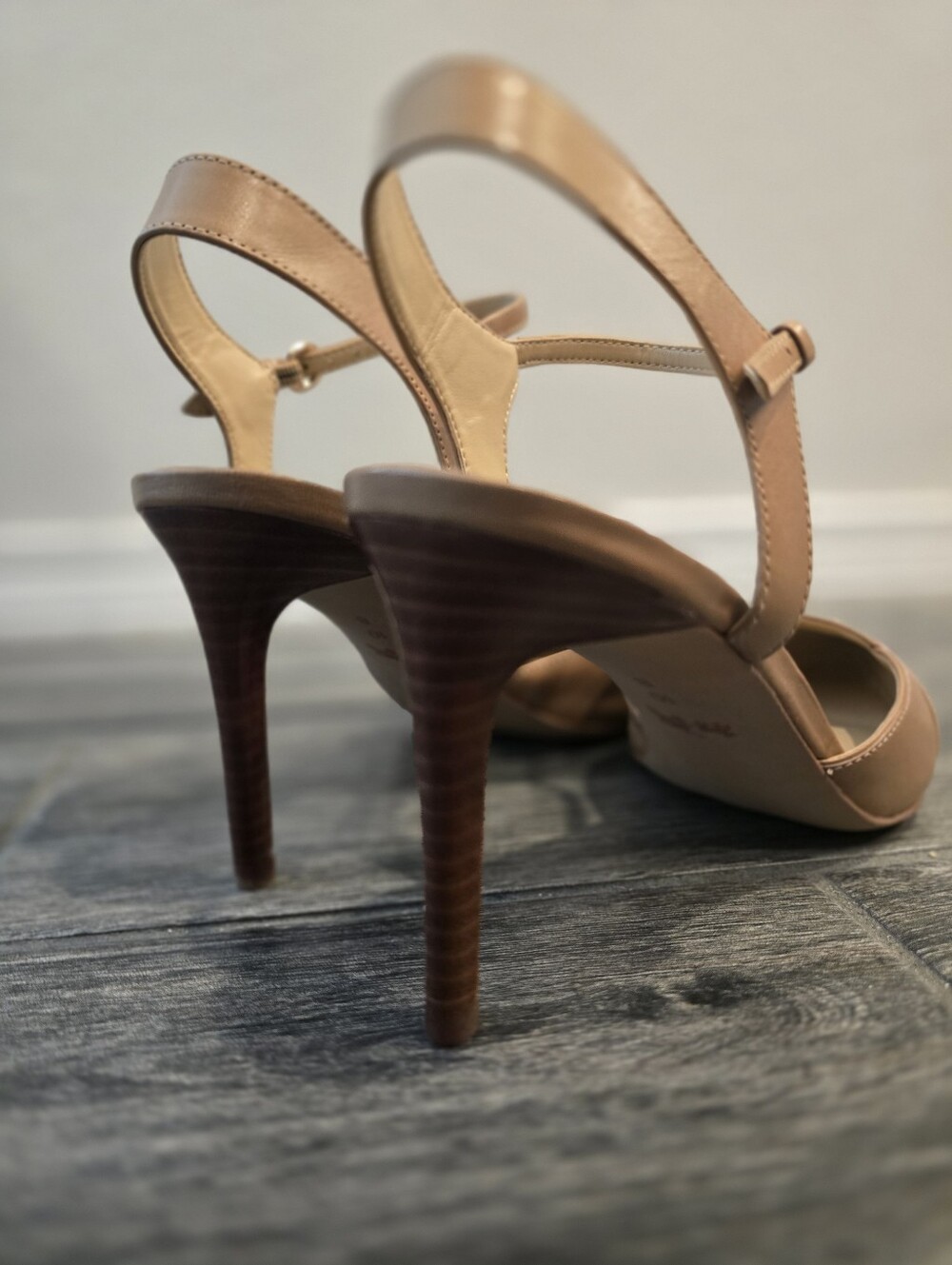 Brand New Coach Vierra Leather Heels size 10 tan-off white, 3 1/2 inch heel - Picture 4 of 6